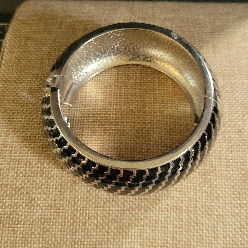 Black Silver Zig Zag Enamel Chunky Hinged Bangle Bracelet Size 7.5 Goth